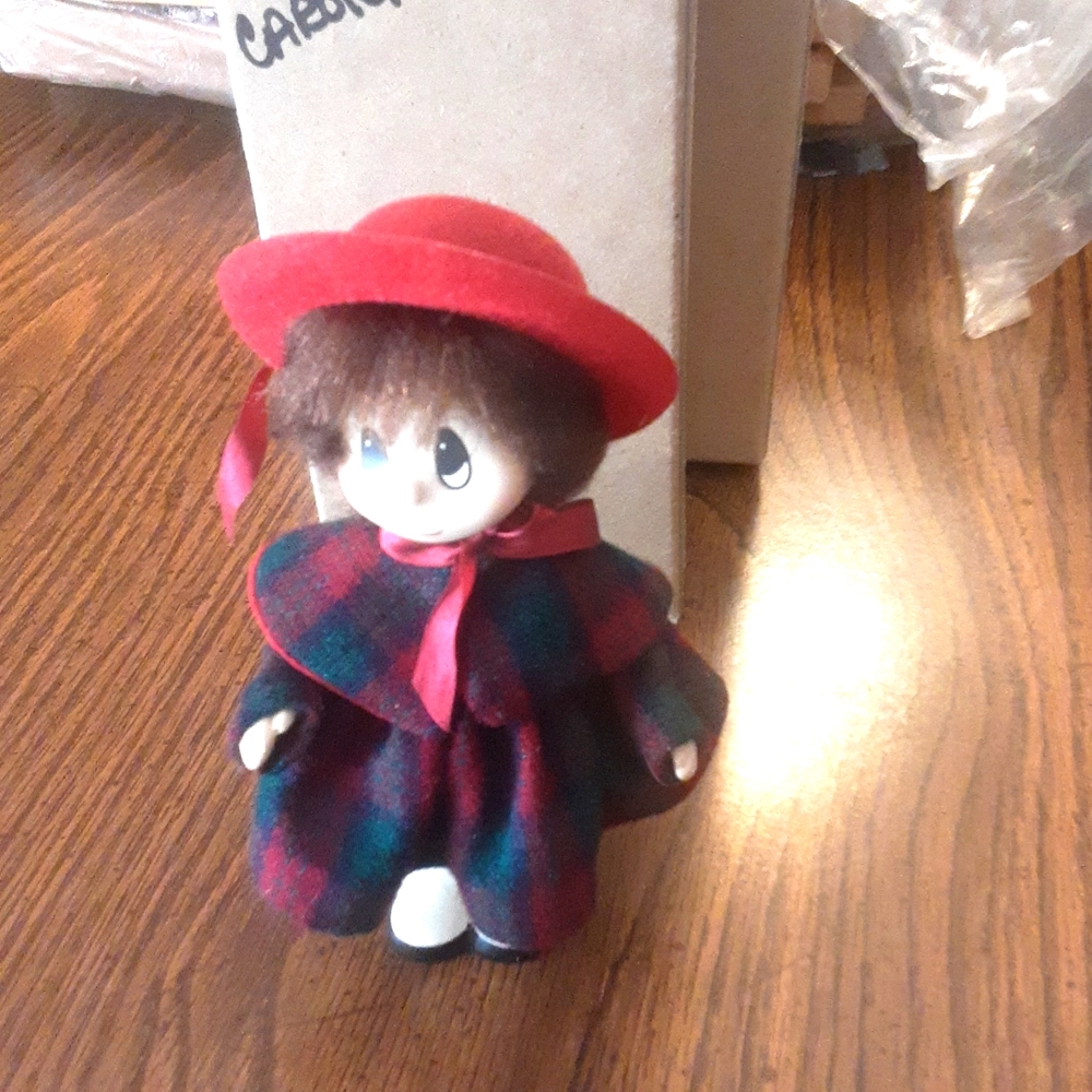 Vintage Mimsy Collectable Christmas Caroler  1996